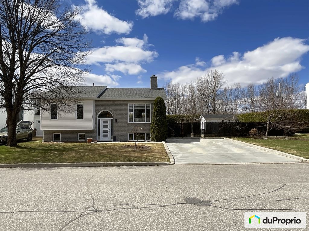 $379,000 - Bungalow for sale in Roberval — photo 1