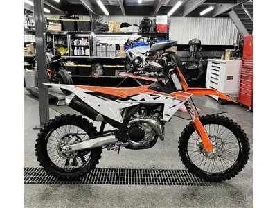 2024 KTM 450 SX-F Les photos peuvent être à titre indicatif et sans inscription. Les promotions en v...