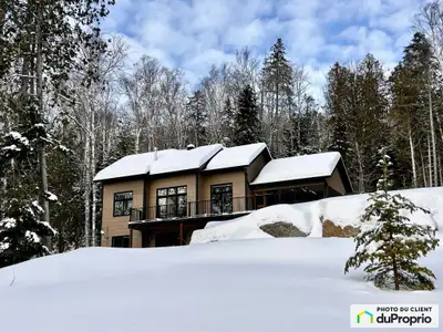 En pleine nature, la propriété se situe sur un grand terrain de 92 177 pi. carrés dont un lot de 6 3...