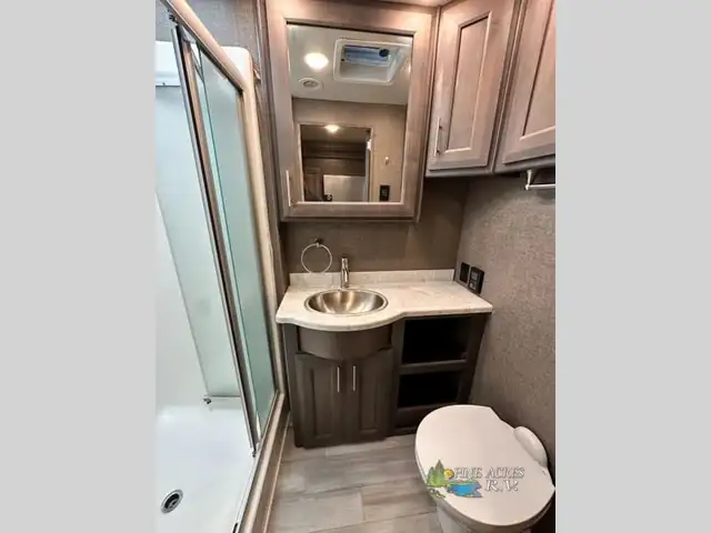 2022 Thor Motor Coach Challenger 35MQ only 6,310 Miles in RVs & Motorhomes in Moncton - Image 40