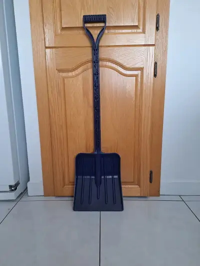 De Charny Lame de 9 pouces Hauteur totale de la pelle: 33 pouces Construction en polyéthylène durabl...