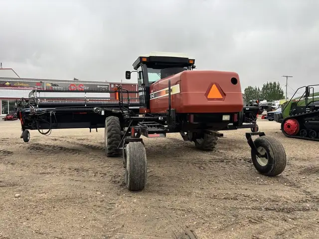 2005 Hesston 9240 in Farming Equipment in Swift Current - Image 6