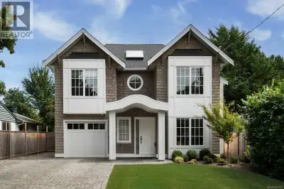 VACANT AND READY FOR IMMEDIATE POSSESSION! Situated in the Oak Bay high school catchment. This 2022...