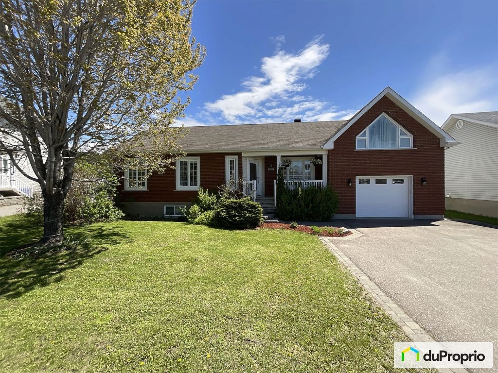 $639,000 - 1 1/2 Storey for sale in Chicoutimi (Chicoutimi) — photo 1