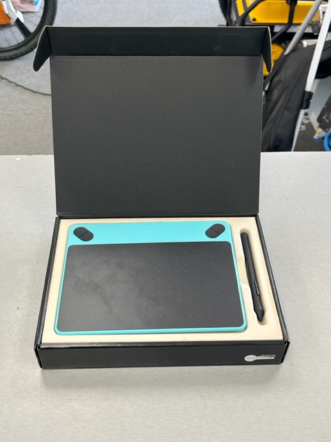 Wacom Intuos Art Drawing Tablet in Other in Oakville / Halton Region - Image 2