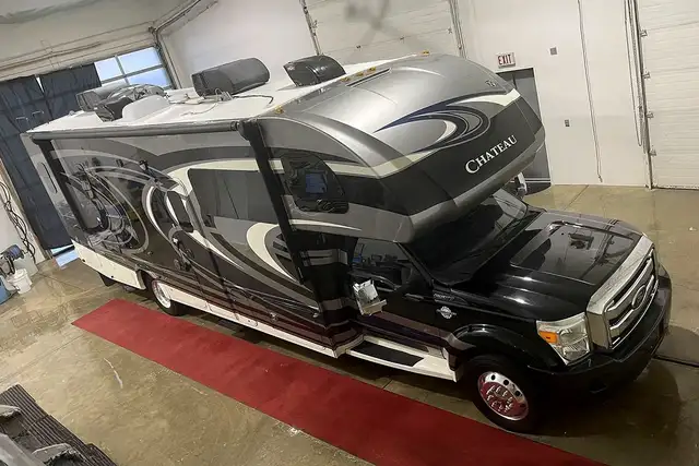 2015 Thor Chateau 33SW - Pre-Owned Super C Motorhome.  in RVs & Motorhomes in Red Deer - Image 8