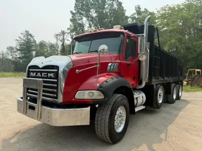 Mack 6 Cylinder Diesel Engine, 899,795km, Eaton Fuller 18-Speed Manual Transmission, Differential Lo...