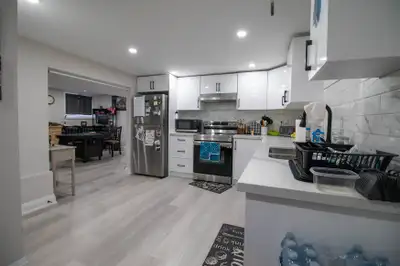 SPACIOUS 2 BEDROOM LOWER UNIT IN WELLAND!!
