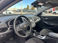 Designed to meet your everyday driving demands with ease and efficiency, this 2018 Chevrolet Malibu... (image 8)