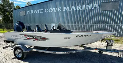 With their flawless finish and ergonomic design, the fully equipped DLX Series' aluminum fishing boa...