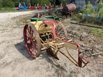 Welcome to Stoneage Equipment I have this 1 row potato planter / garlic planter. It's a ground drive...