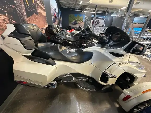 2015 Can-Am SPYDER RT LTD SE6 BLANC in Sport Touring in Lanaudière - Image 5