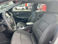 Designed to meet your everyday driving demands with ease and efficiency, this 2018 Chevrolet Malibu... (image 9)