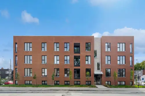 PREMIER MOIS GRATUIT POUR UN TEMPS LIMITÉ Situé au 9510 Notre-Dame Est, Montréal Aussi 3 1/2 à parti...