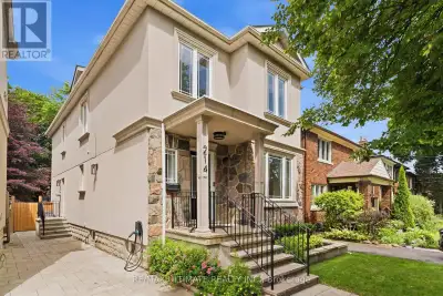 Perfectly situated in the heart of South Leaside, this beautifully maintained 4+1 bedroom detached h...