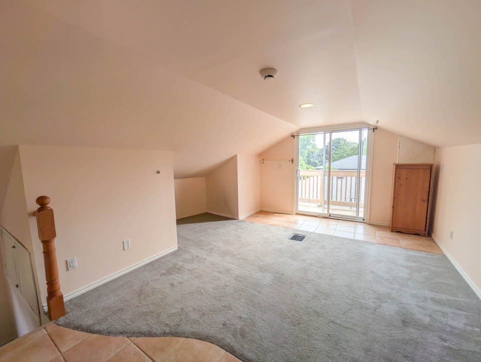 977 Parkhill Ave, Burlington - All Inclusive 1 Bed Upper Unit 2