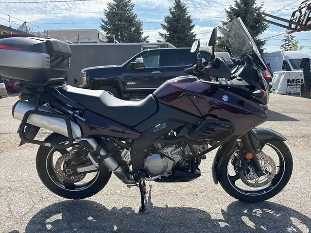 2011 Suzuki V-Strom 1000 ~ V-STROM 1000 ~ LOW KMS ~ CLEAN BIKE ~ in Street, Cruisers & Choppers in City of Toronto - Image 2