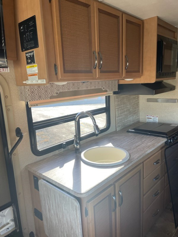 2017 Thor Vegas 25.3 motor home for sale in RVs & Motorhomes in Moncton - Image 4