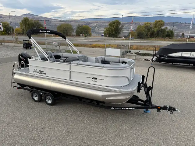 2026 Sun Tracker Party Barge 20 DLX pontoon boat in Powerboats & Motorboats in Prince Albert - Image 3