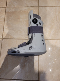 Ankle Aircast boot with built in pumps .Small size