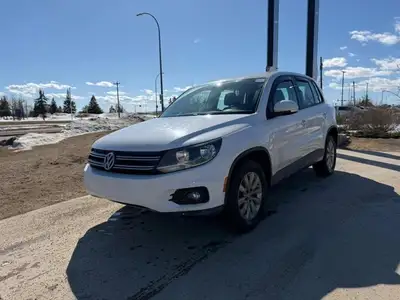 This Volkswagen Tiguan boasts a Intercooled Turbo Premium Unleaded I-4 2.0 L/121 engine powering thi...