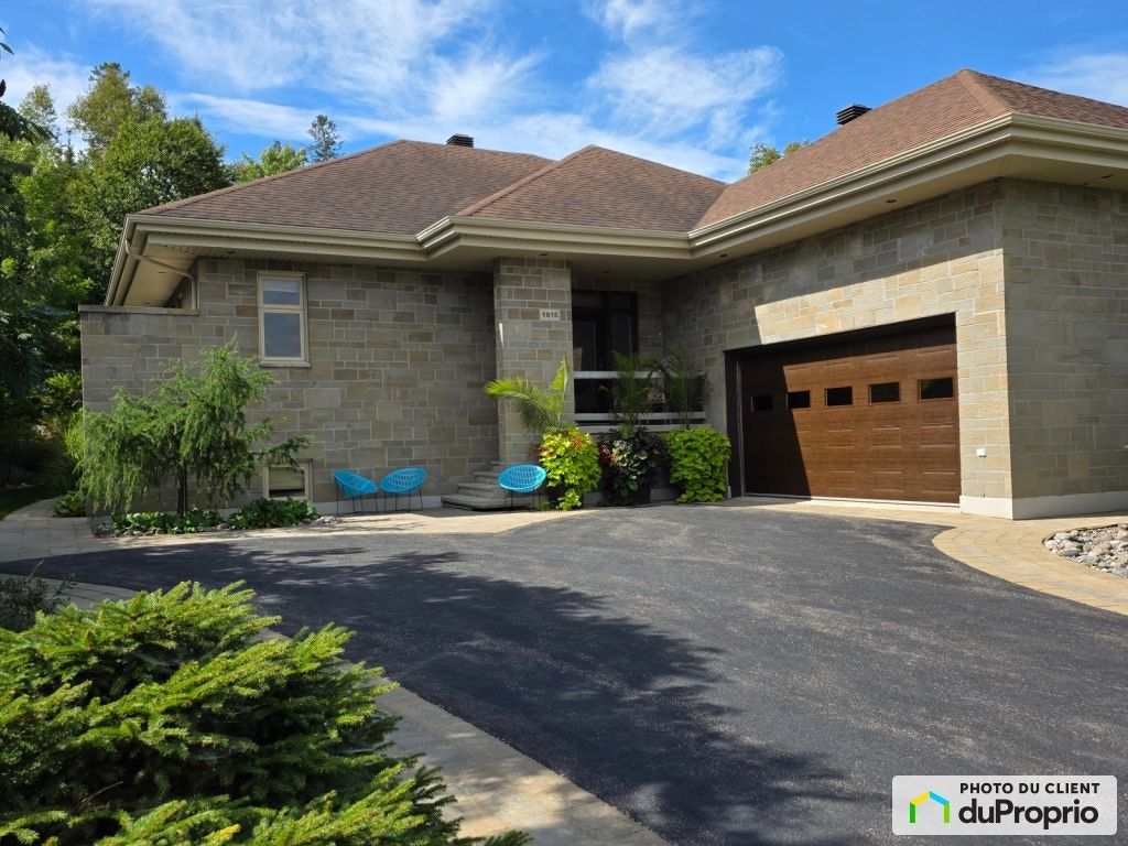 $915,000 - Bungalow for sale in Jonquière (Arvida) — photo 1