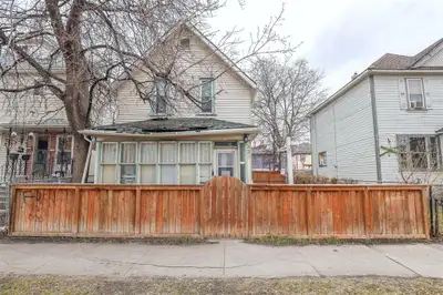 4A//Winnipeg/SHOWINGS START NOW OFFERS AS RECEIVED !Main flr features huge LR, formal DR, updated ki...