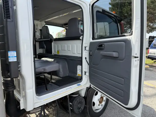 2022 Isuzu NRR CREW CAB | 16' BOX | LIFTGATE | DIESEL | 19500 GV in Cars & Trucks in Mississauga / Peel Region - Image 17