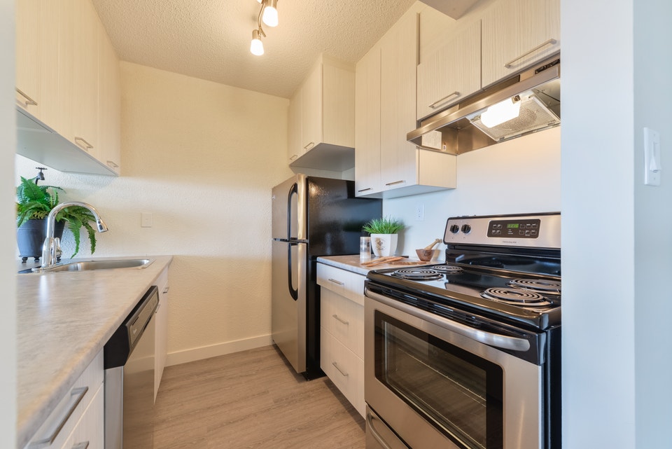 West Edmonton Village - 3 Bedroom Bungalow Premium Apartment for 4