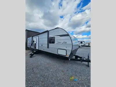 This travel trailer weighs 8328lbs and features one slide, secure stance entry step, outside mini fr...