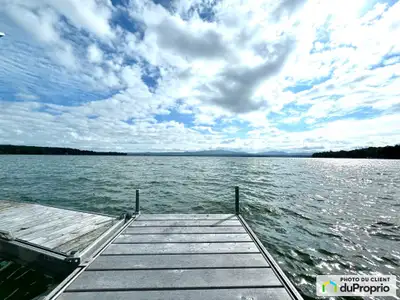 Situé à quelques pas du Lac-Brome, ce terrain de plus de 26 000 pieds carrés offre un accès notarié...