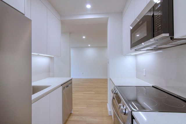 4557 Sherbrooke St W — photo 2