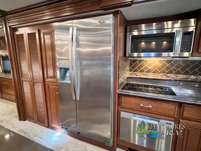 2015 Fleetwood RV Providence 42M only 027,446 Miles in RVs & Motorhomes in Moncton - Image 41