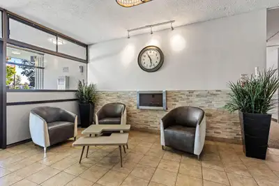 The Greenview has bright, spacious bachelor, 1 bedroom and 2 bedroom units. College Square Shopping...