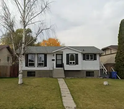 Beautiful Home Located in Penhold!!