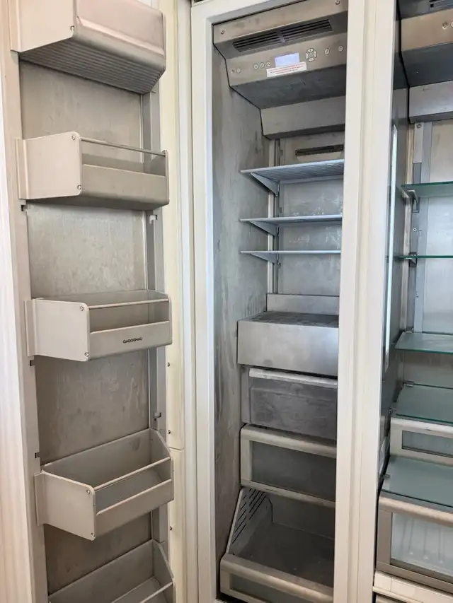 GAGGENAU 42'' Fridge/freezer bonne condition. Marche tres bien. in Refrigerators in City of Montréal - Image 3