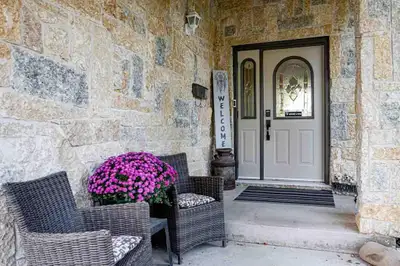 1G//Winnipeg/Showings Start again Wednesday, Oct. 8th Welcome to this spacious 2,015 sq ft 2-story i...