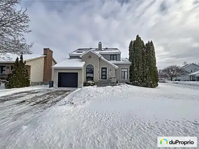 Propriété sur coin de rue située à mi-chemin entre les autoroutes 13 et 15 dans un quartier tranquil...