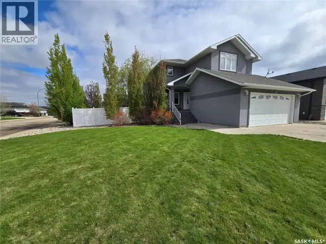 721 Barber CRESCENT Weyburn, Saskatchewan in Houses for Sale in Regina - Image 2