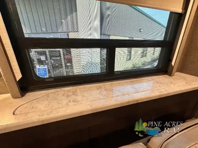 2022 Thor Motor Coach Challenger 35MQ only 6,310 Miles in RVs & Motorhomes in Moncton - Image 24