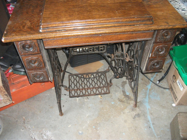 Vintage Singer 7 Drawer Sewing Machine in Arts & Collectibles in Belleville - Image 3