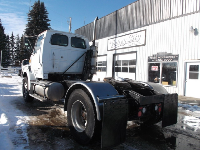 2008 STERLING L8500 S/A 5TH WHEEL TRUCK in Heavy Trucks in Red Deer - Image 4