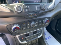 Experience confidence and versatility in the 2022 GMC Terrain SLE AWD, wrapped in striking Ebony Twi... (image 7)