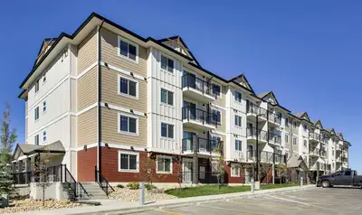 Pet-Friendly Three Bedroom Two Bath with In-suite Laundry for Re