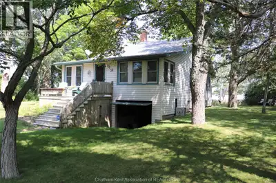 This excellent condition Lake Erie front cottage is an awesome find close to everything in Rondeau P...