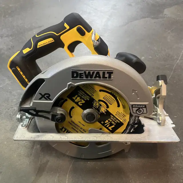 Dewalt DCS570 71/4" Cordless Circular Saw in Power Tools in Mississauga / Peel Region - Image 2