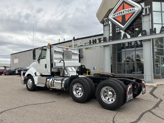 2016 International Prostar Daycab, Cummins engine, 18spd Manual in Heavy Trucks in Saskatoon - Image 3
