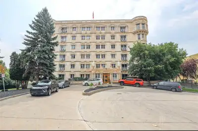 2D//Winnipeg/Showings start now! Discover refined condominium living, nestled in the prestigious Cas...