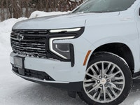 Powerful 6.2L V8 engine with 4x4 drive - Luxurious leather interior with panoramic sunroof - Advance... (image 1)