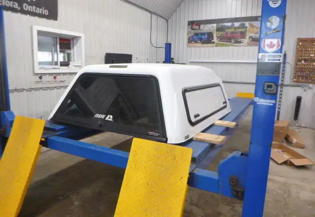 2014 - 2018 GMC Sierra or Chevrolet Silverado 6'6 White ARE Cap in Other Parts & Accessories in Kitchener / Waterloo - Image 3